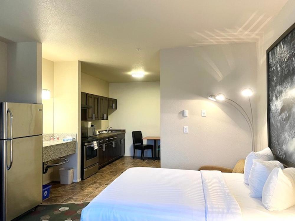 High Point Inn & Suites Peace River Екстер'єр фото